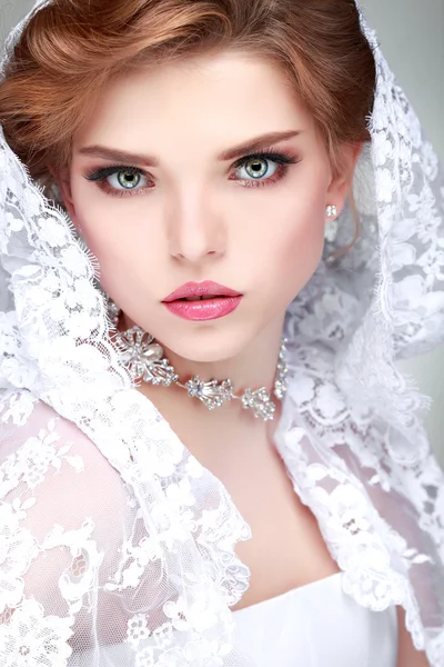 Ein Porträt eines eleganten Mädchens liegt im Trend. Hochzeitsschmuck. isoliert auf weißem Hintergrund — Stockfoto