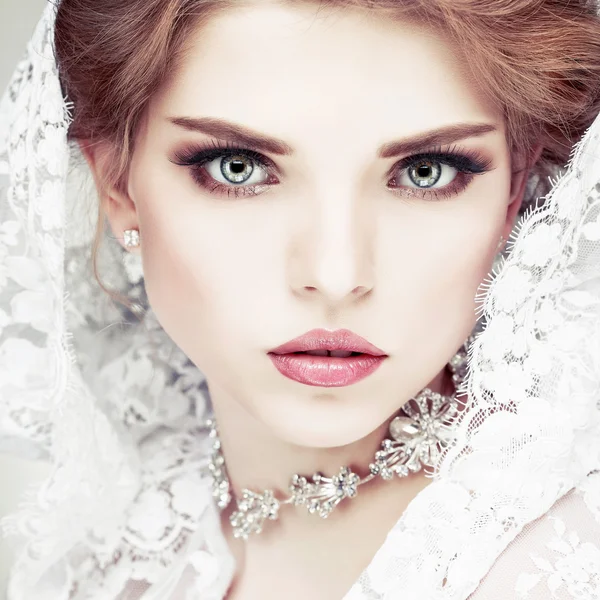 Un retrato de chica elegante está en el estilo de moda. Decoración de boda. Aislado sobre un fondo blanco — Foto de Stock