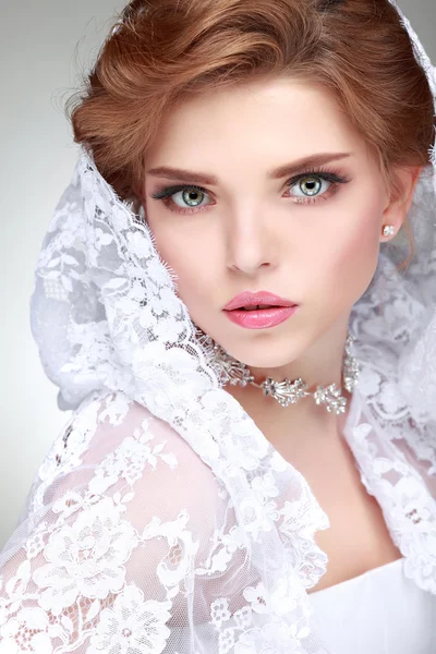 Un retrato de chica elegante está en el estilo de moda. Decoración de boda. Aislado sobre un fondo blanco —  Fotos de Stock