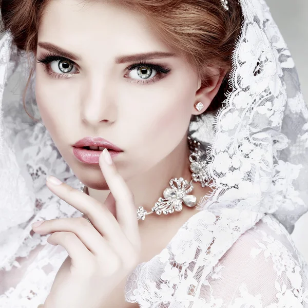 Un portrait de fille élégante est dans le style de la mode. Décoration de mariage. Isolé sur fond blanc — Photo