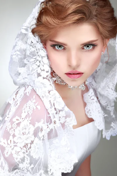 Un portrait de fille élégante est dans le style de la mode. Décoration de mariage. Isolé sur fond blanc — Photo