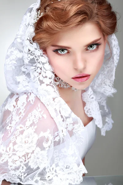 Un retrato de chica elegante está en el estilo de moda. Decoración de boda. Aislado sobre un fondo blanco — Foto de Stock