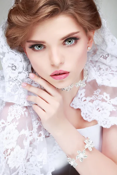 优雅女孩的肖像是在时尚的风格。婚礼装饰。在白色背景上孤立 — 图库照片