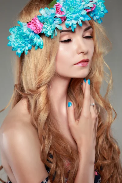 Belle fille, isolée sur un fond gris clair avec des fleurs varicolores en poils, émotions, cosmétiques — Photo