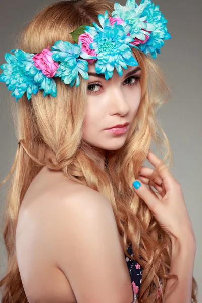 Schönes Mädchen, isoliert auf einem hellgrauen Hintergrund mit bunten Blumen in Haaren, Emotionen, Kosmetik — Stockfoto