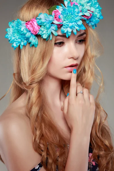 Schönes Mädchen, isoliert auf einem hellgrauen Hintergrund mit bunten Blumen in Haaren, Emotionen, Kosmetik — Stockfoto