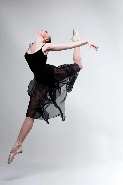 Mooie vrouwelijke balletdanser — Stockfoto