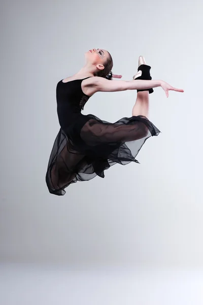 Mooie vrouwelijke balletdanser — Stockfoto