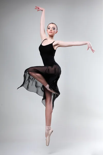 Beautiful female ballet dancer — Stock Photo, Image