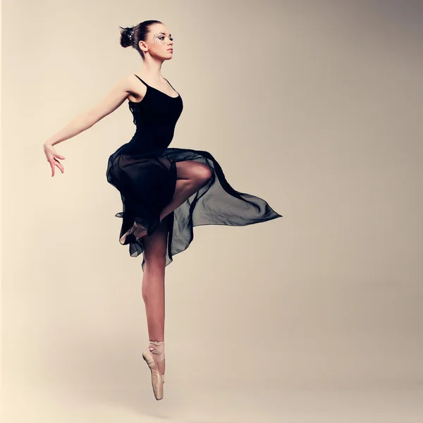 Beautiful female ballet dancer — Stock Photo, Image