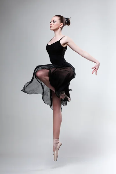 Beautiful female ballet dancer — Stock Photo, Image