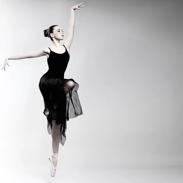 Mooie vrouwelijke balletdanser — Stockfoto