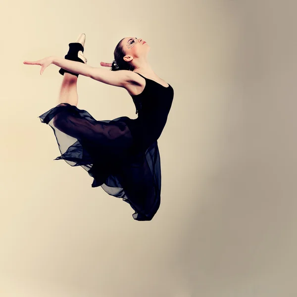 Beautiful female ballet dancer — Stock Photo, Image