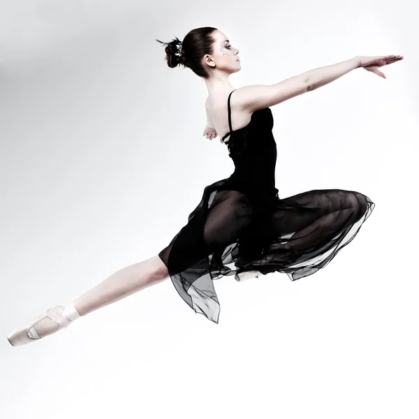 Beautiful female ballet dancer — Stock Photo, Image