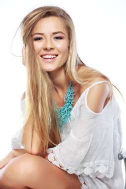 Beyaz giysili güzel cinsel sarışın