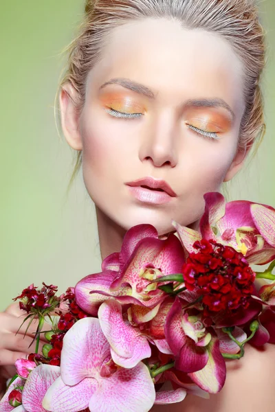 Menina bonita com flores variadas — Fotografia de Stock