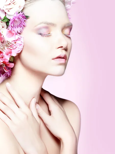 Menina bonita com flores variadas — Fotografia de Stock