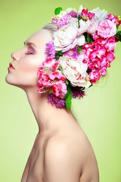 Menina bonita com flores variadas — Fotografia de Stock