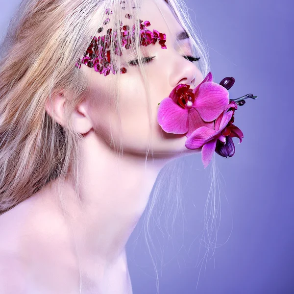 Varicoloured virágok gyönyörű lány — Stock Fotó