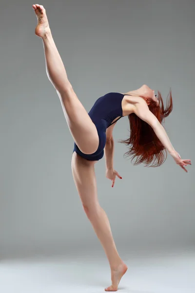 Beautiful ballet-dancer posing — Stock Photo, Image