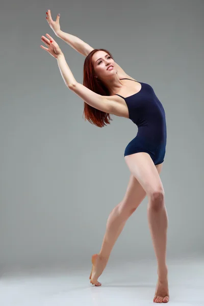 Gyönyörű balett-táncos pózol — Stock Fotó