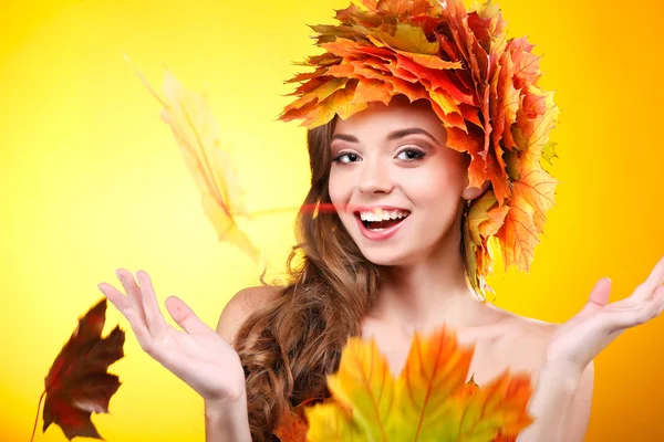 Girl in in a chaplet from  autumn leaves — Stock Photo, Image