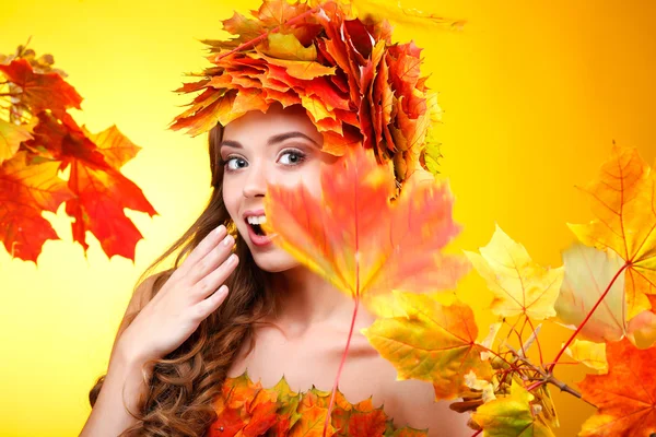 Fille dans un chapelet de feuilles d'automne — Photo