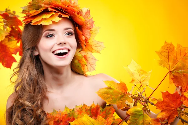 Mädchen in einem Chaplet aus Herbstblättern — Stockfoto