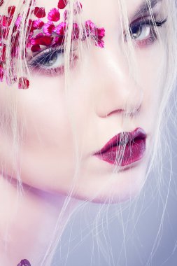 Varicoloured çiçekler ile güzel kız