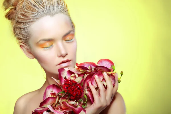 Mooi meisje met gekleurde bloemen — Stockfoto