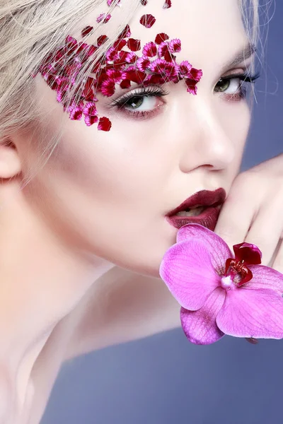 Hermosa chica con flores varicolores Imagen de archivo