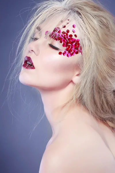 Hermosa chica con flores varicolores Imágenes de stock libres de derechos