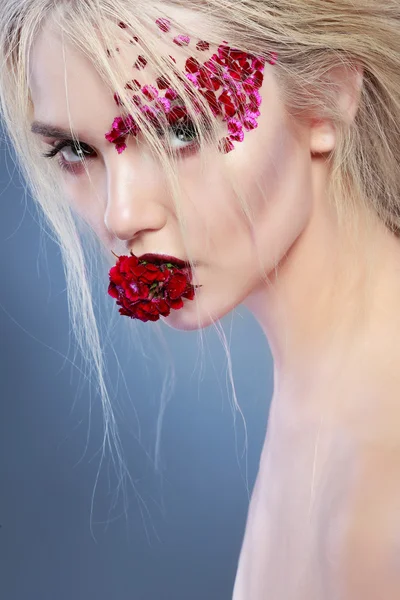 Hermosa chica con flores varicolores Fotos de stock libres de derechos