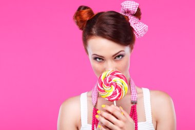Kızıl saçlı kız candy ile