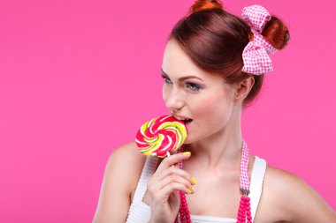 Kızıl saçlı kız candy ile