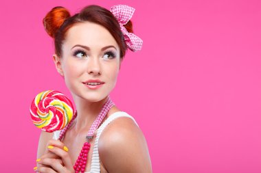 Kızıl saçlı kız candy ile