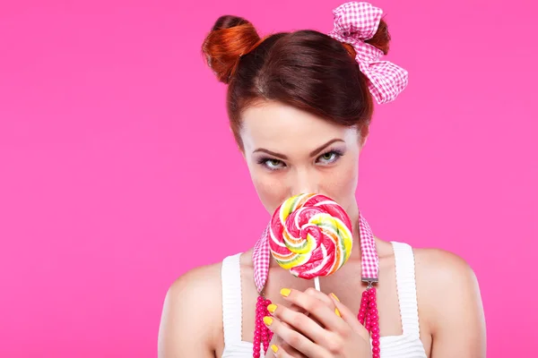 Menina ruiva com doces — Fotografia de Stock