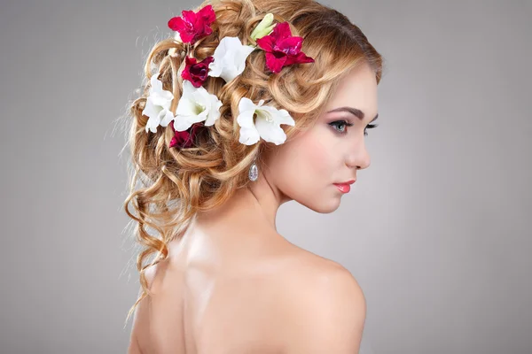 Saçında çiçekler olan güzel bir kız — Stok fotoğraf