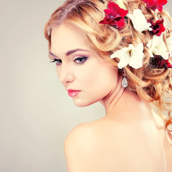 Beautiful girl with flowers — Stock Photo, Image