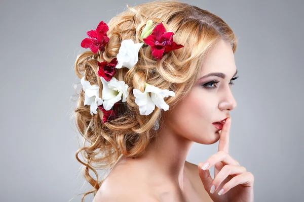 Beautiful girl with flowers — Stock Photo, Image