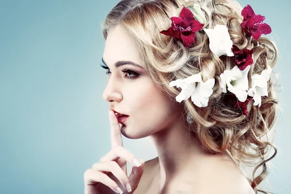 Beautiful girl with flowers — Stock Photo, Image