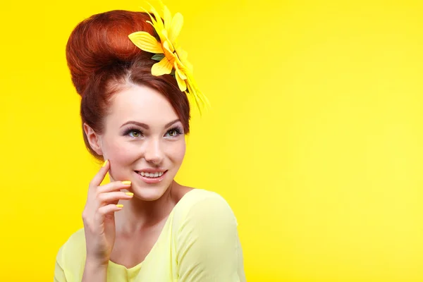 Gadis cantik, terisolasi di latar belakang kuning dengan bunga kuning di rambut, emosi, kosmetik — Stok Foto