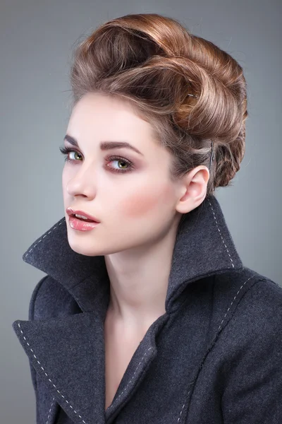 Elegant young woman — Stock Photo, Image