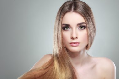 güzel bir kız bir ışık - izole gri arka plan, duygular, kozmetik,