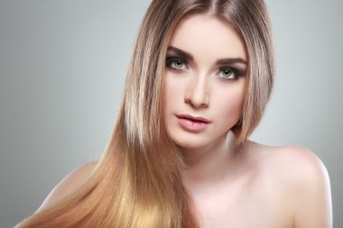 güzel bir kız bir ışık - izole gri arka plan, duygular, kozmetik,