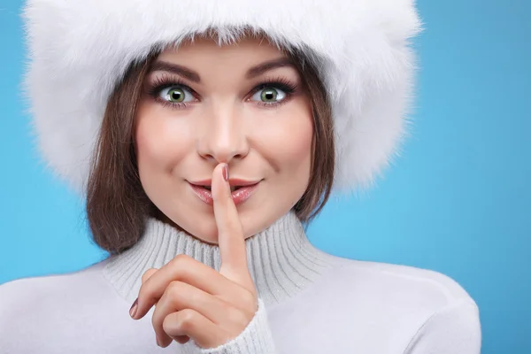 Vackra munter sexuell tjej i en vit päls mössa och varma kläder på blå bakgrund — Stockfoto