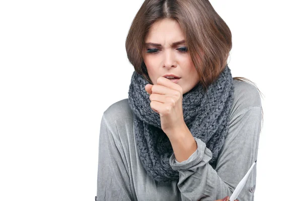 Mulher tomando sua wile temperatura sentindo-se doente e com febre, isolado em um fundo branco — Fotografia de Stock
