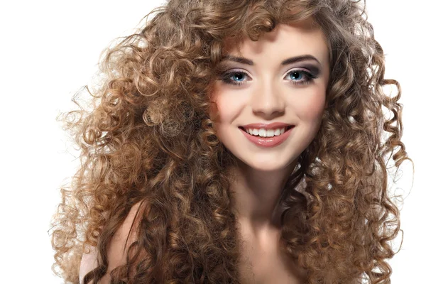Молодая красивая женщина с длинными вьющимися волосами — стоковое фото