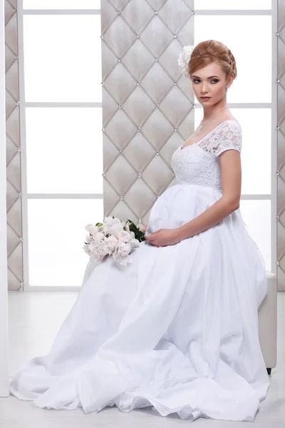 La foto de la novia sexual hermosa en el vestido de boda es en el estilo de la moda. Decoraciones de boda — Foto de Stock