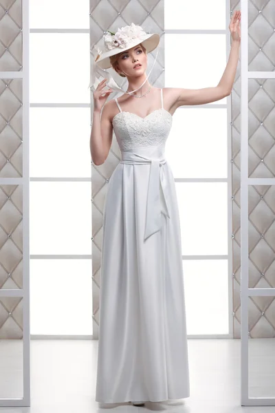 Sebuah foto pengantin wanita cantik seksual dalam gaun pengantin dalam gaya fashion. Dekorasi pernikahan — Stok Foto